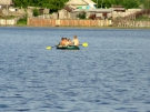 Мальчишки катаются на лодке по озеру